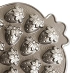 Nordic Ware Çilek Yama Isırıkları Pan