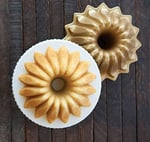 Nordicware kek kalıbı pasta kalıbı-Lotus, alüminyum, altın, 21,6 x 21,6 x 9,5 cm