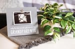 Pearhead Sonogram Fotoğraf Çerçevesi Büyükanne ve Büyükbaba için Bebek Hatıra Resim Çerçevesi, Hamilelik Duyurusu, Bebeğin İlk Noel Hediyeleri, Tatil Hediyeleri, Bebek Tatil Hediyeleri, Gri