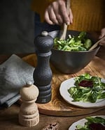 PEUGEOT - Tuz değirmeni Bistro Nature Black 10 cm + Tuz - Klasik öğütme derecesi ayarı - Geri dönüştürülmüş ahşaptan PEFC mührü ile - Siyah - Seçenekler: Karabiber değirmeni, Tuz değirmeni