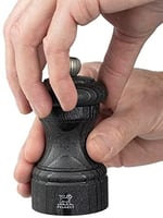 PEUGEOT - Tuz değirmeni Bistro Nature Black 10 cm + Tuz - Klasik öğütme derecesi ayarı - Geri dönüştürülmüş ahşaptan PEFC mührü ile - Siyah - Seçenekler: Karabiber değirmeni, Tuz değirmeni
