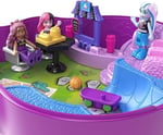 POLLY POCKET™ Monster High Temalı Kompakt Oyun Seti 3 mikro bebek ve 10 aksesuar bulunan, açıldığında liseye dönüşen Polly Pocket Monster High Kompakt Oyun Seti HVV58