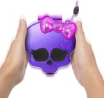 POLLY POCKET™ Monster High Temalı Kompakt Oyun Seti 3 mikro bebek ve 10 aksesuar bulunan, açıldığında liseye dönüşen Polly Pocket Monster High Kompakt Oyun Seti HVV58