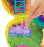 Polly Pocket Tropikal Eğlence giyilebilir kompakt ananas çanta, 8 eğlenceli özellik içeren kompakt set, minik Polly ve Lila bebekler, 2 aksesuar ve çıkartma sayfası; 4 yaş ve üzeri için, GKJ64