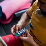 RAWBERRY%25 Protein Bar, Sağlıklı Atıştırmalık, Yer Fıstıklı ve Ham Kakaolu, İlave Şekersiz, Vegan, Glutensiz, Kuruyemiş ve Kuru Meyveli Bar (Kutuda 15 Adet))