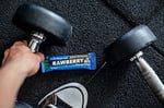 RAWBERRY%25 Protein Bar, Sağlıklı Atıştırmalık, Yer Fıstıklı ve Ham Kakaolu, İlave Şekersiz, Vegan, Glutensiz, Kuruyemiş ve Kuru Meyveli Bar (Kutuda 15 Adet))