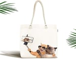 RealHomes Unisex Ekru Selfie Çekinen Köpekli Kedi Modern Fermuarlı Plaj Çantası, Canta-5634