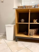 Rubbermaid Küçük Mutfak Banyo Çöp Kovası, Lavabo Altı Çöp Sepeti, Plastik, Beyaz, 9 Galon