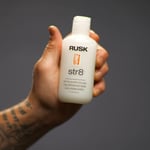 RUSK Designer Collection Str8 Kabarma Önleyici ve Kıvrılma Önleyici Losyon, 6 oz, Hafif, Yağsız Şekillendirici Losyon, Kıvrılmayı Geçici Olarak Kaldırır ve Aşırı Kabarmayı Ortadan Kaldırır, Beyaz