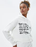Şardonlu Kapüşonlu Sweatshirt Slogan Baskılı Asimetrik Kesim