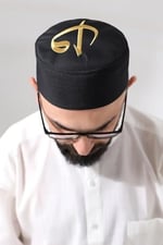 Siyah Kapitone Elif Vav Nakışlı Kalıp Namaz Takkesi