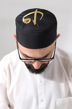 Siyah Kapitone Elif Vav Nakışlı Kalıp Namaz Takkesi