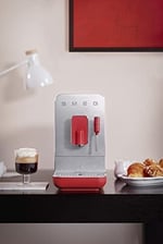 Smeg, BCC02RDMEU, buhar fonksiyonlu tam otomatik kahve makinesi, buhar başlığı, entegre öğütücü, termo blok sistemi, 1,4 l tank, 19 bar pompa basıncı, kompakt ölçüler, 1350 W, kırmızı