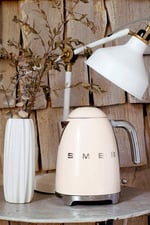 Smeg KLF03CREU Su Isıtıcısı, 1,7 Litre Kapasiteli, Krom Paslanmaz Çelik, Ayarlanabilir Termostat, Su Seviyesi Göstergesi, Sıcak Tutma Fonksiyonu, Krem Rengi