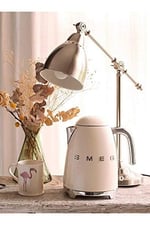 Smeg KLF03CREU Su Isıtıcısı, 1,7 Litre Kapasiteli, Krom Paslanmaz Çelik, Ayarlanabilir Termostat, Su Seviyesi Göstergesi, Sıcak Tutma Fonksiyonu, Krem Rengi