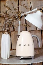 Smeg KLF03CREU Su Isıtıcısı, 1,7 Litre Kapasiteli, Krom Paslanmaz Çelik, Ayarlanabilir Termostat, Su Seviyesi Göstergesi, Sıcak Tutma Fonksiyonu, Krem Rengi