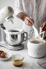 SMEG SMF02SVUK/PBUK/PGEU SMF02CREU 4,8 L mutfak robotu krem, 18/10 çelik