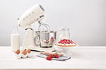 SMEG, SMF03CREU mutfak robotu, 10 hız kademesi, planet karıştırıcı, emniyet kapatma, 2 çırpma teli, paslanmaz çelik küre sap, 800 W, krem rengi