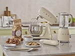 SMEG, SMF03CREU mutfak robotu, 10 hız kademesi, planet karıştırıcı, emniyet kapatma, 2 çırpma teli, paslanmaz çelik küre sap, 800 W, krem rengi