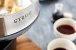 STAUB Dökme demir kızartma tavası / Cocotte buhar eklentili, yuvarlak 26 cm, 5.2 l, tencerenin içinde mat siyah emaye kaplama, grafit grisi