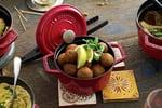 Staub La Cocotte Döküm Tencere, Demir, Kiraz Kırmızısı - Seçenekler: 0.25 qt, 0.5 qt, 0.75 qt, 1.25 qt, 2.25 qt, 2.75 qt...