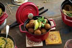 Staub La Cocotte Döküm Tencere, Demir, Kiraz Kırmızısı - Seçenekler: 0.25 qt, 0.5 qt, 0.75 qt, 1.25 qt, 2.25 qt, 2.75 qt...
