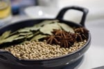 Staub Mini Güveç Tenceresi (Güveç Tenceresinin İçi Mat Siyah Emaye Kaplıdır) Siyah - Seçenekler: 12 cm, 15 cm, 15 x 11 cm, Yuvarlak, Oval, Dikdörtgen