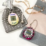 TAMAGOTCHI 42880 Bandai, Gen 2, Çiçek Gingham Kabuk Zincirli Orijinal Sanal Gerçeklik Evcil Hayvan, Çok Renkli