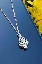 Trend Collection Gece Karanlıkta Parlayan Yeşil Lotus Çiçeği Fosforlu Kadın Kolye