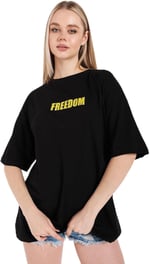 TrendSeninle Kadın Siyah Oversize Freedom Baskılı T-shirt
