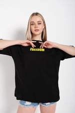 TrendSeninle Kadın Siyah Oversize Freedom Baskılı T-shirt