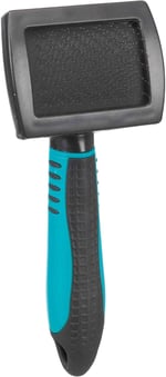 TRIXIE Yumuşak metal kıllı yumuşak fırça – kauçuk plastik sap – kıvırcık saç, uzun saç, kısa saç ve kaba saçlar için – siyah/mavi – 7 x 16 cm – 24131