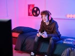 Trust Gaming GXT 415P Zirox Hafif Oyun Kulaklığı, 50 mm Sürücülü PC için, Xbox, PS4, PS5, Anahtar, Mobil, 3,5 mm Ses Jakı, 2 m Kablo, Kulak Üstü Mikrofonlu Kulaklık, Pembe