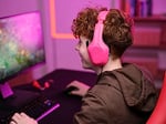 Trust Gaming GXT 415P Zirox Hafif Oyun Kulaklığı, 50 mm Sürücülü PC için, Xbox, PS4, PS5, Anahtar, Mobil, 3,5 mm Ses Jakı, 2 m Kablo, Kulak Üstü Mikrofonlu Kulaklık, Pembe