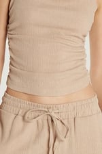 Tudors Kadın Slim Fit Dar Kesim Askılı Yaka Beli Lastikli Bluz Pantolonlu Takım,Bej M
