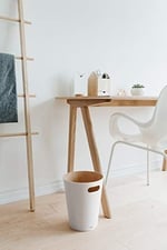 Umbra Woodrow Çok İyi, Özel Kapasitesi Var, Ofis, Banyo, Oturma Odası ve Daha Fazlası İçin, 7,5 L Kapasite, Beyaz/Doğal