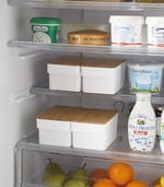 YAMAZAKI Home Tereyağı Kabı Gıda Saklama Kabı Buzdolabı veya Tezgah Üstü için Saplı ve Sızdırmaz Kapaklı | Plastik + Ahşap, Tek Boyut, Beyaz