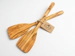 Zeytin Ağacı Spatula 2'li Set – İnce ve Hafif – Omlet, Krep, Krep ve Hafif Tavada Kızartmak için Mükemmel – Yapışmaz Tavalar için Güvenli