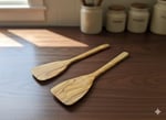Zeytin Ağacı Spatula 2'li Set – İnce ve Hafif – Omlet, Krep, Krep ve Hafif Tavada Kızartmak için Mükemmel – Yapışmaz Tavalar için Güvenli