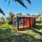 XL BOY BALKONLU KÖPEK KULÜBESİ