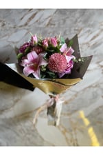 Premium Pembe Yapay Çiçek Buketi – Lilyum ve Gül Aranjmanı – Şık Çantalı Solmayan Çiçek