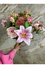 Premium Yapay Pembe Lilyum & Gül Buketi 55 cm – Gerçek Dokulu Şık Dekoratif Çiçek Aranjmanı