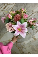Premium Yapay Pembe Lilyum & Gül Buketi 55 cm – Gerçek Dokulu Şık Dekoratif Çiçek Aranjmanı