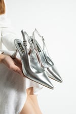 AMILE Kadın Gümüş 7 cm Topuklu Bilekten Bantlı Arkası Açık Tokalı Sivri Burun Ayakkabı