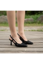 LISA Kadın Siyah Sivri Burun 7 cm Topuklu Çiçek Dantel Desenli Rugan Slingback Ayakkabı