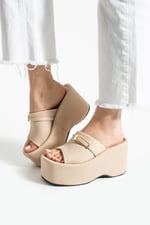 LUNARA Kadın Bej Kumaş 10 cm Platform Topuk Tokalı Kalın Taban Terlik Sandalet