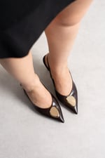 MEALIS Kadın Acı Kahve Kırışık Rugan Sivri Burun Gold Aksesuarlı Bilekten Bantlı 7 Cm Topuklu Slingback Ayakkabı