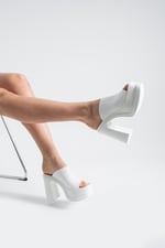 MONELIA Kadın Beyaz 13 cm Platform Topuklu Önü Açık Kalın Topuklu Terlik Sandalet