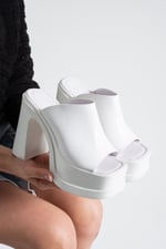 MONELIA Kadın Beyaz 13 cm Platform Topuklu Önü Açık Kalın Topuklu Terlik Sandalet