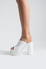 MONELIA Kadın Beyaz 13 cm Platform Topuklu Önü Açık Kalın Topuklu Terlik Sandalet